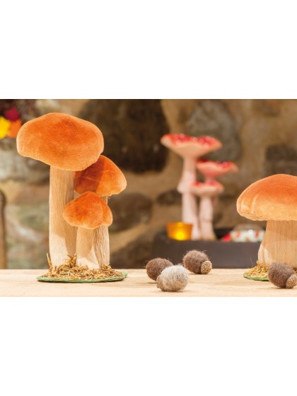 3 BROWN WHITE MUSHROOMS ON BASE WITH MOSS 11CM X 8CM X 18CM