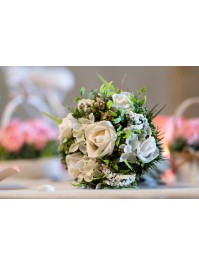 BUNCH OF 5 WHITE ROSES WITH GREEN LEAVES 40.5CM