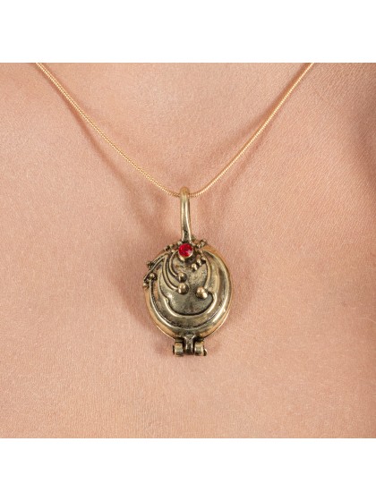 COLLIER VAMPIRE OR PENDENTIF 4CM X 2CM/ COLLIER 45CM