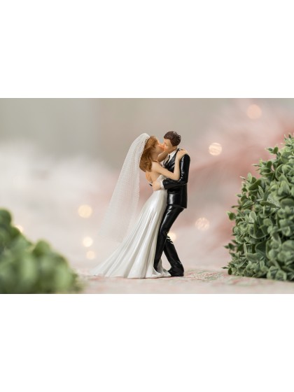 RESIN MARRIED COUPLE KISS 8.7CM X 6.3CM X 13.1CM