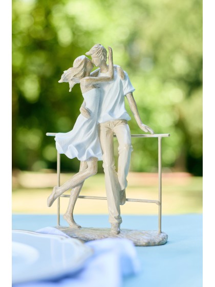KISSING COUPLE LOVE MOMENT 17CM X 8CM X 25CM