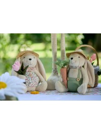 LAPIN ASSIS AVEC CHAPEAU DE PAILLE ALEX 2 ASSORTIS 23CM X 18CM X 28CM