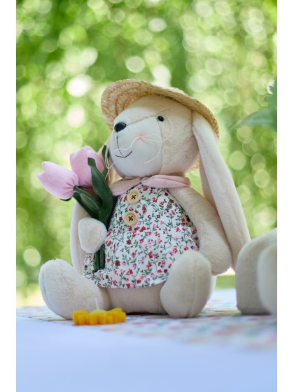 LAPIN ASSIS AVEC CHAPEAU DE PAILLE ALEX 2 ASSORTIS 23CM X 18CM X 28CM