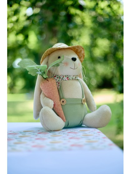 LAPIN ASSIS AVEC CHAPEAU DE PAILLE ALEX 2 ASSORTIS 23CM X 18CM X 28CM