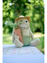 LAPIN ASSIS AVEC CHAPEAU DE PAILLE ALEX 2 ASSORTIS 23CM X 18CM X 28CM